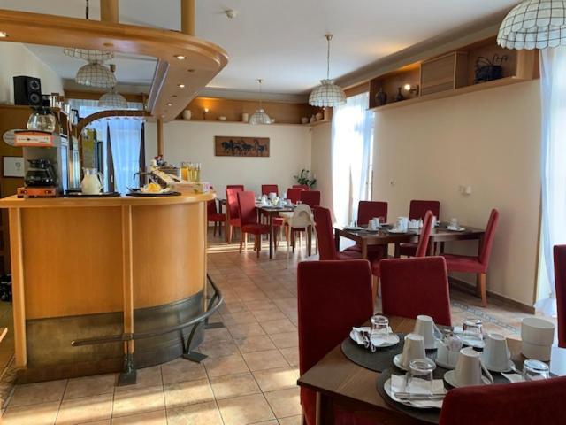 Penzion Parkur Hotel Hrobice Екстериор снимка