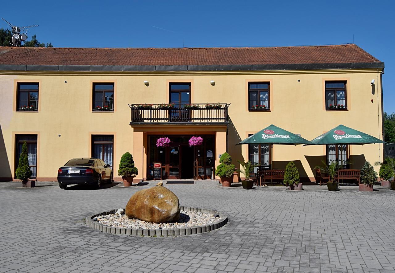 Penzion Parkur Hotel Hrobice Екстериор снимка